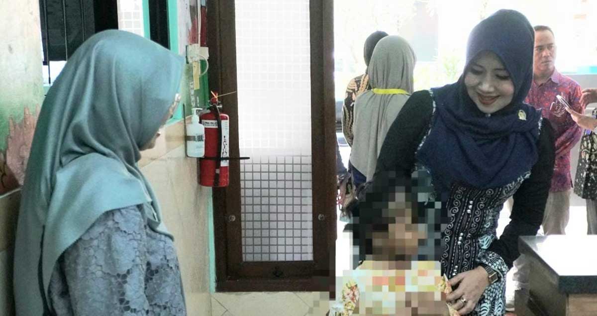 Anggota DPD RI asal Jawa Timur, Lia Istifhama atau yang akrab disapa Ning Lia, saat berkunjung ke RS Menur Surabaya.