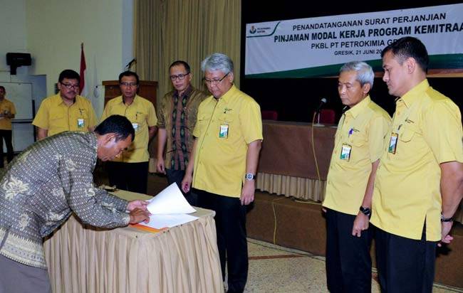 Dirut PG, Nugroho Christijanto beserta jajaran direksi di Gresik saat saksikan penyaluran pinjaman. foto: SYUHUD/ BANGSAONLINE