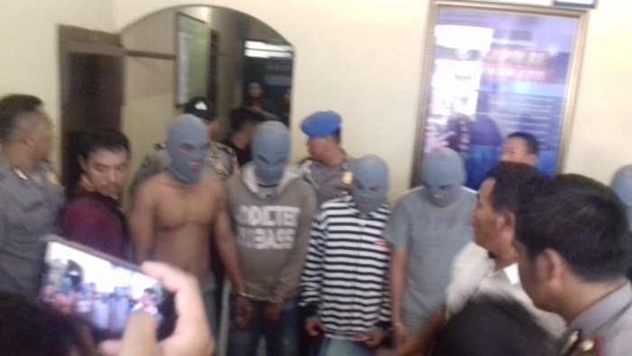 Para pemuda perusak warung diringkus polisi.