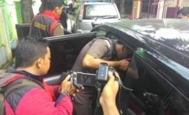 Tim penyidik Kejari Mojokerto mengamankan hasil penggeledahan di rumah tersangka JS di kawasan Kranggan Kota Mojokerto. foto: istimewa