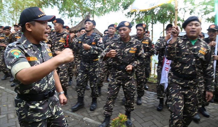 Komandan Banser Lumajang saat membakar semangat para anggota memerangi radikalisme.