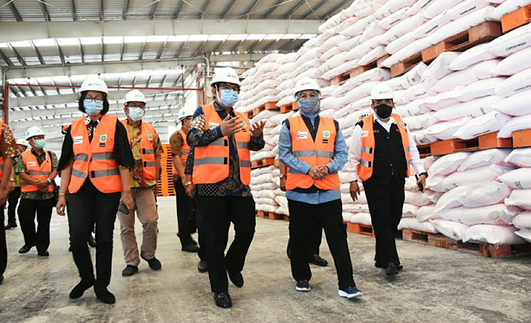 Gubernur Jatim, Khofifah Indar Parawansa didampingi Direktur Utama Petrokimia Gresik, Dwi Satriyo Annurogo meninjau stok pupuk. (foto: SYUHUD/ BANGSAONLINE)