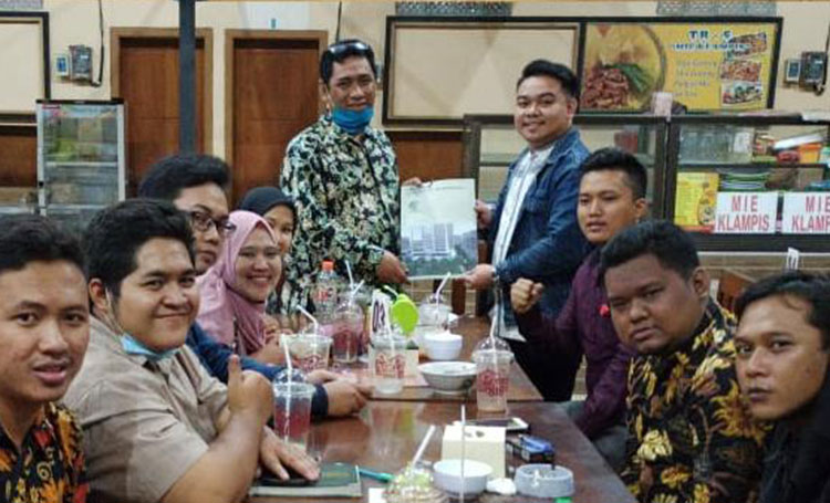 Rifaul Doni, Ketua IKA Unusida 2020-2022 (jaket biru). (foto: ist)