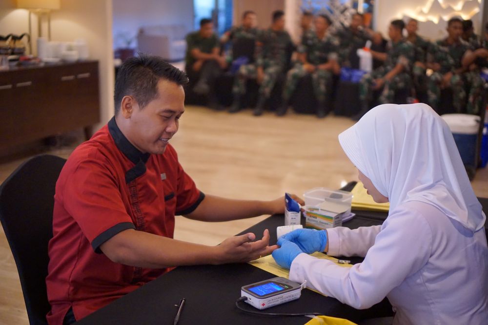Pengecekan kesehatan peserta sebelum proses donor darah