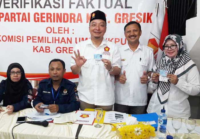 Ketua KPUD Gresik Achmad Roni didampingi Elvita Yulianti (komisioner) saat verifikasi faktual kepengurusan Partai Gerindra. foto: syuhud/ bangsaonline
