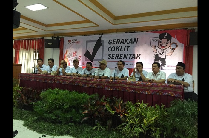 
Ketua KPU RI bersama Komisi II DPR RI saat melauncing Gerakn Coklit Serentak di kantor KPU Jatim. Foto: DIDI R/BANGSAONLINE