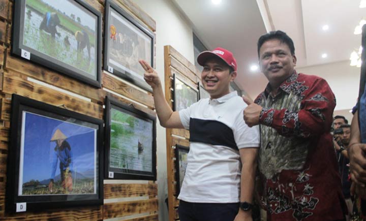 Bupati Novi dan Wakil Bupati Kang Marhain, saat menentukan pilihan foto hasil jepretan pelajar. foto: BAMBANG/ BANGSAONLINE