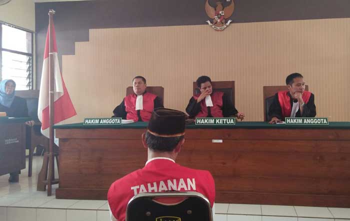 Mbah Parman saat mengikuti sidang dengan agenda putusan di PN Tuban.