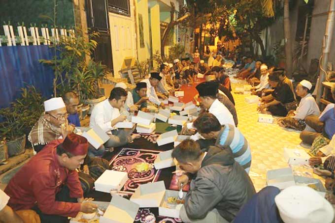 Sahur di Pasar Tembok, Emil Disebut Pemimpin Peduli Wong Cilik 