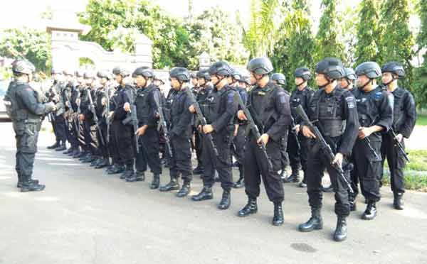 Para personel menggelar apel saat hendak melakukan penyisiran. foto: SUWANDI/ BANGSAONLINE