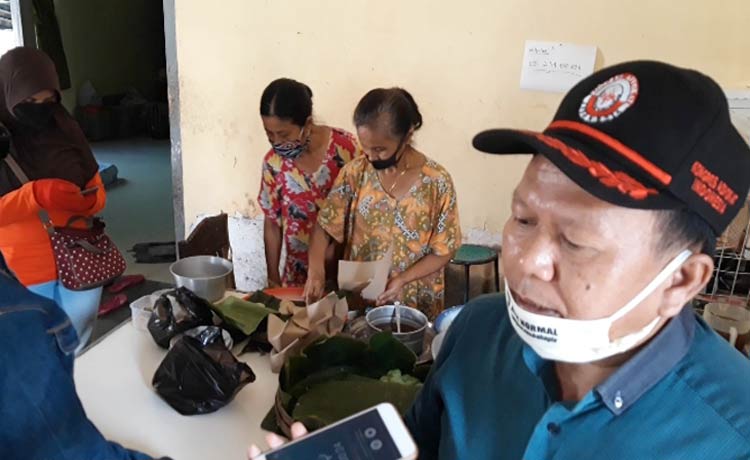 Sutrisno, S.H., saat berada di Kedai Klepon Miroso Desa Wonosari, Kecamatan Pagu, Kabupaten Kediri. foto: MUJI HARJITA/ BANGSAONLINE