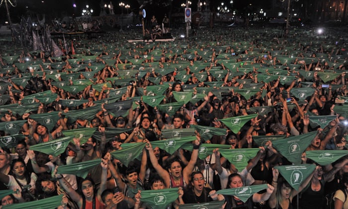 Ribuan wanita berunjuk rasa di Buenos Aires bulan lalu untuk meminta aborsi dilegalkan. foto: Enrique Garcia Medina / EPA
