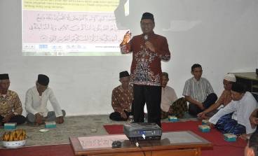 Muhtar Wahid memberikan tausiyah (wejangan/nasehat) kepada stafnya di UPTD V Dinas PU Bina Marga dan Cipta Karya. (foto: nanang ari utomo/BANGSAONLINE)