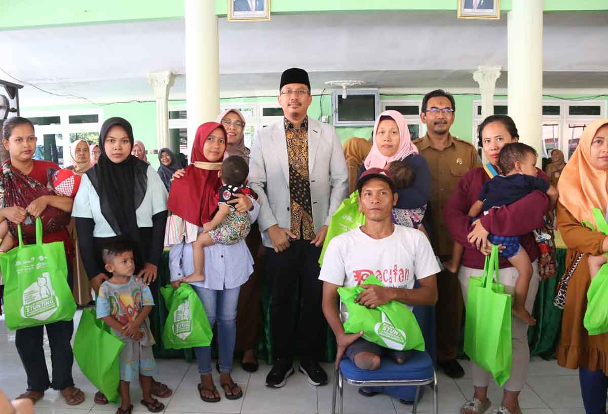 Bupati Sidoarjo, Ahmad Muhdlor Ali, saat menyerahkan bantuan pengentasan stunting di Desa Klurak, Kecamatan Candi. Foto: Ist