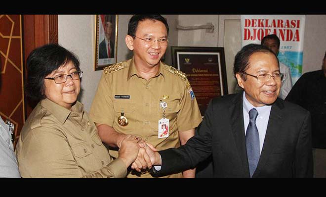Gubernur DKI Jakarta Basuki Tjahaja Purnama (Ahok) berbincang bersama Menko Maritim Rizal Ramli dan Menteri LHK Siti Nurbaya Bakar sebelum memulai rapat mengenai reklamasi teluk Jakarta, di kantor Menko Maritim, Senin (18/4/2016). Pada rapat tersebut diputuskan, pemerintah sepakat menghentikan sementara (moratorium) reklamasi Teluk Jakarta. foto: kompas.com