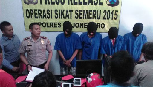DIAMANKAN: Empat pelaku spesialis pencuri barang elektronik diamankan Polres Bojonegoro. Foto: Eky Nurhadi/BangsaOnline.com