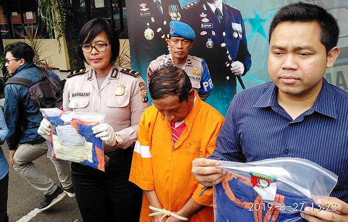 Kasat Reskrim Polres Makota AKP Komang Yoga Arya Wiguna didampingi Kasubag Humas Ipda Ni Made S Marhaeni, serta tersangka IS, saat gelar perkara di Mapolres Makota, Rabu (27/3). Foto: IWAN IRAWAN/BANGSAONLINE