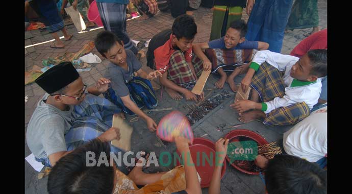 Para santri Ponpes Tebuireng saat nyate bareng di halaman pondok, Senin (12/9).
foto: RONY S/ BANGSAONLINE