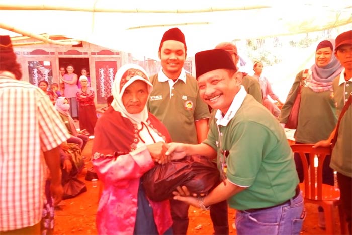 Bung Karna menyerahkan sembako kepada warga Dusun Alun-alun, Kec Arjasa, Situbondo.
