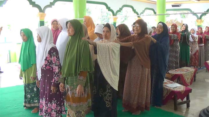 Salah satu aktivitas di pondok lansia Blitar.