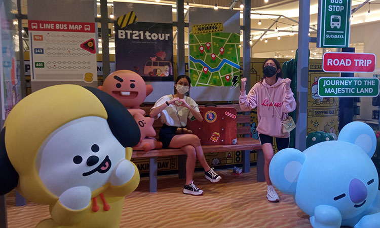 Salah satu pengunjung yang asyik berfoto dengan karakter BT21. (foto: ist)