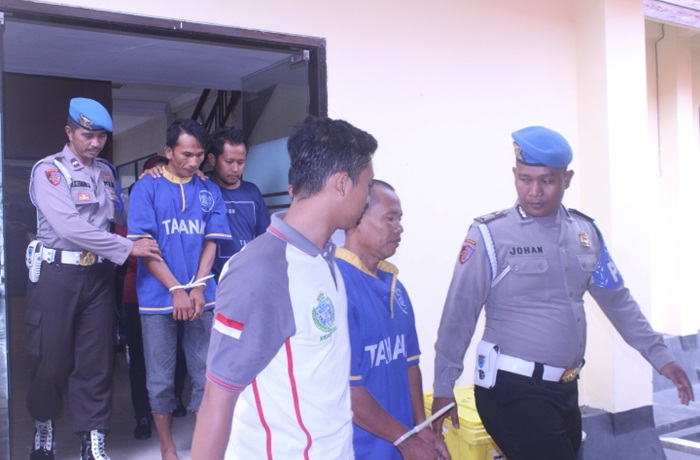 Duo pembobol rumah kosong saat dikeler petugas.