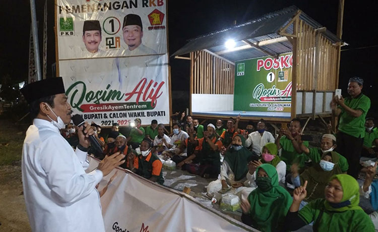 Cabup Qosim saat sambung rasa di Posko Pemenangan QA di Desa Jogodalu Kecamatan Benjeng. (foto: ist)