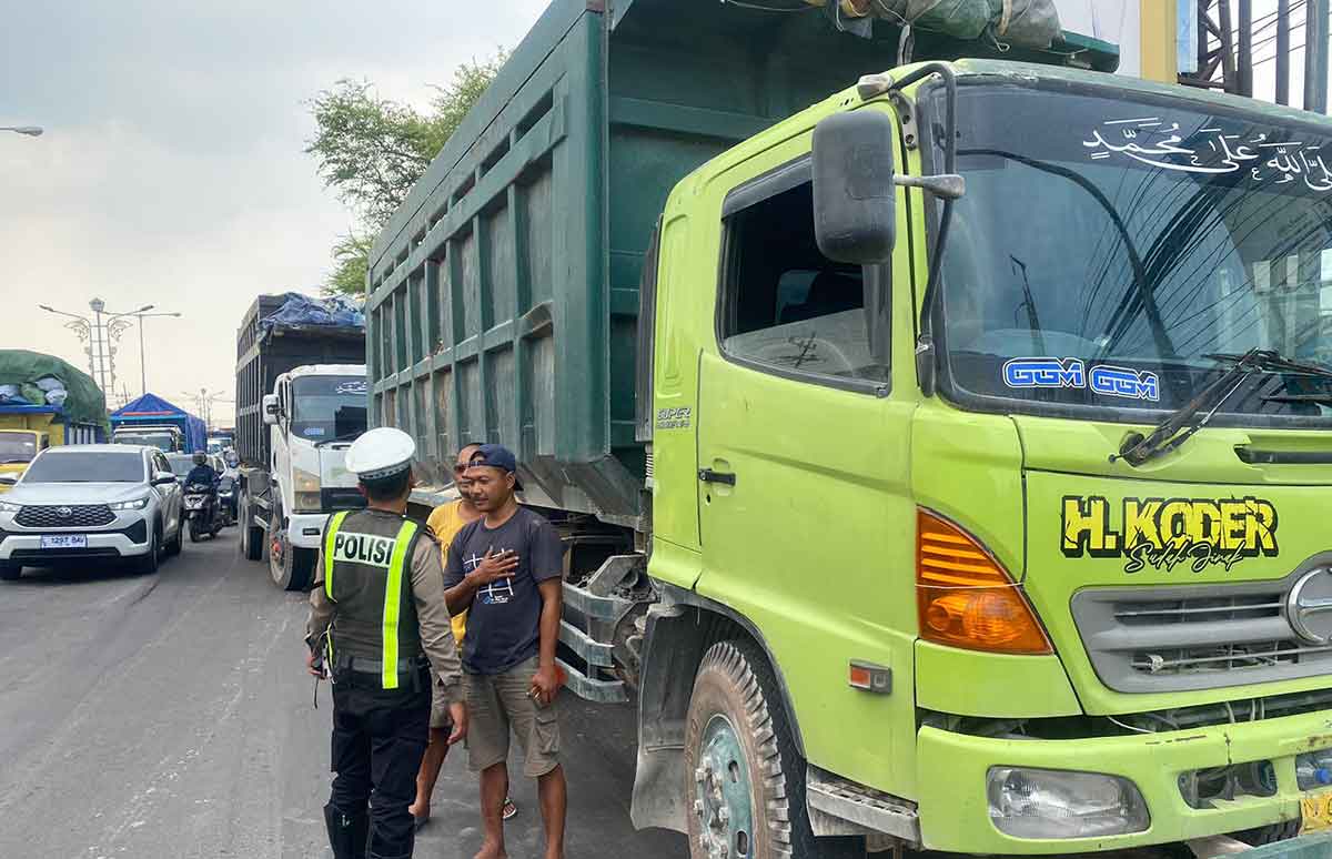 Polres Gresik Tindak Puluhan Truk Besar Langgar Aturan saat Operasi Zebra Semeru 2024