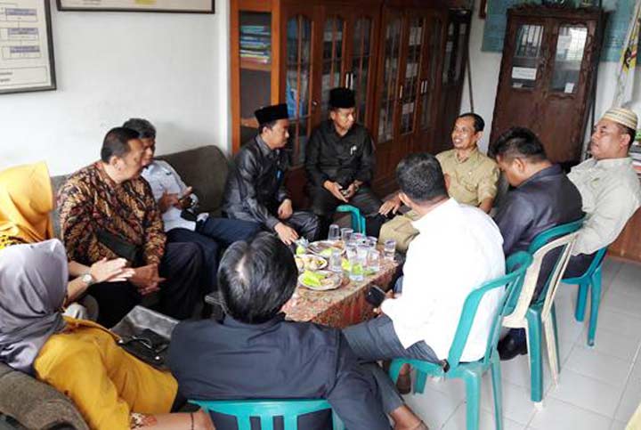 Komisi IV DPRD Gresik saat melakukan pertemuan dengan Kepala Sekolah SMP PGRI Wringinanom. foto: SYUHUD/ BANGSAONLINE