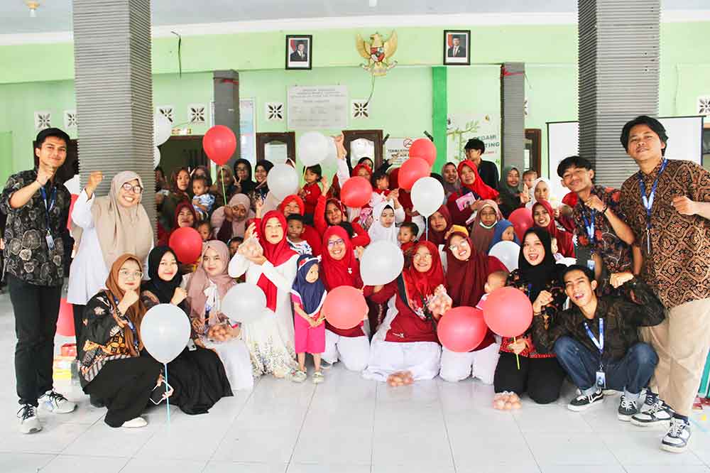 Para Mahasiswa KKN Kelompok 20 UM Surabaya saat berpose bersama ibu-ibu peserta penyuluhan. (Ist)
