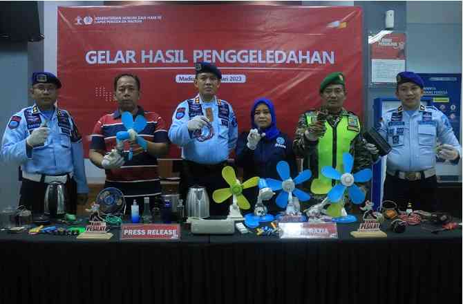
Barang yang dilarang yang berhasil diamankan dalam razia yang digelar.