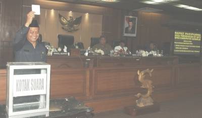 HAK SUARA – Anggota Fraksi PKB H Sulamul Hadi Nurmawan saat memasukkan kertas suara kala pemilihan anggota BK yang dilakukan dengan voting, di ruang rapat paripurna gedung DPRD Sidoarjo, Senin (10/11). foto: musta’in/BangsaOnline

