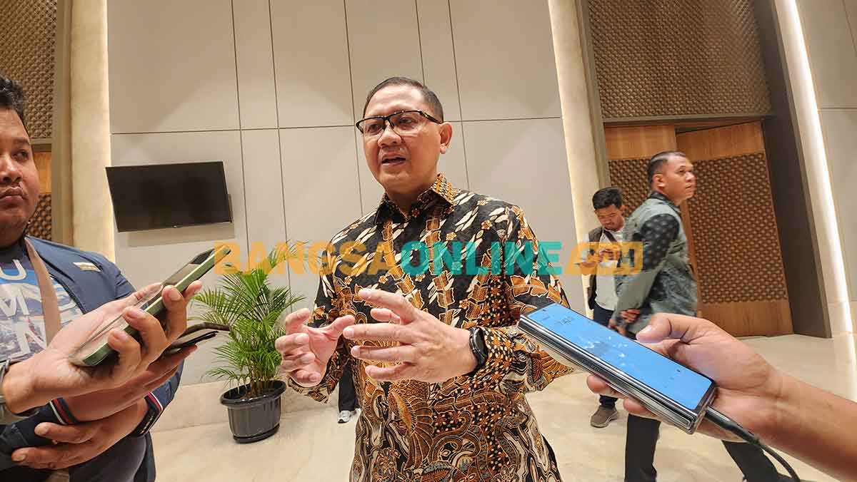 Kepala DIndik Jatim, Aries Agung Paewai, saat memberi keterangan terkait bantuan pendidikan ke awak media. Foto: DEVI FITRI AFRIYANTI/BANGSAONLINE

