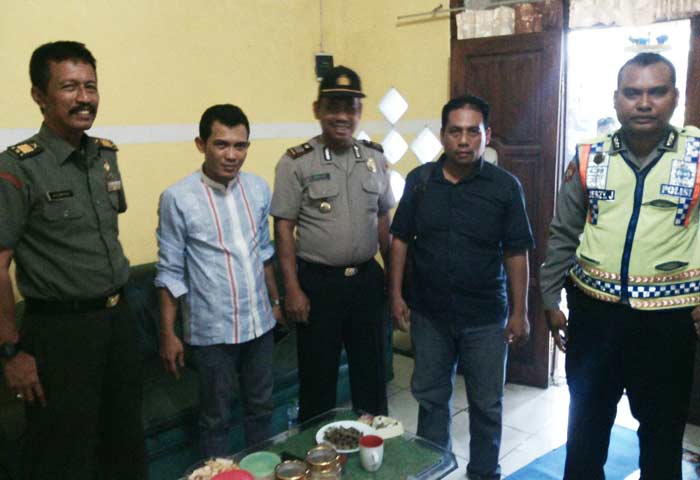 Suasana mediasi pihak wartawan dan warga Desa Kandangan di Polsek Duduksampean. foto: SYUHUD/ BANGSAONLINE