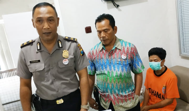 Tersangka (baju oranye) saat diamankan di Mapolres Kediri. foto: ARIF K/ BANGSAONLINE
