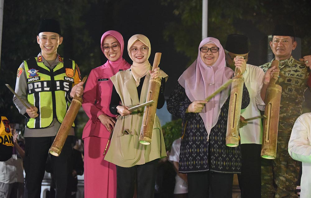 Wali Kota Kediri Vinanda Prameswati (tiga dari kiri) bersama jajaran Forkopimda saat ikut memukul kentongan. Foto: Ist. 