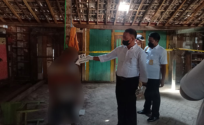 Petugas saat melakukan olah TKP di Dusun Bungur, Desa Gelung, Kecamatan Paron, Ngawi.
