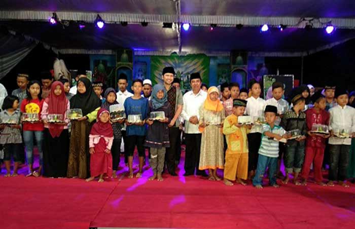 Emil Dardak menunjukkan kepeduliannya terhadap seni tradisionl khas Jawa Timur. Bakal Cawagub Jatim itu menghadiri acara wayangan di Blitar. foto: ist 
