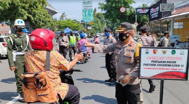 Petugas Gabungan Gelar Operasi Yustisi di Depan TMP Kota Kediri Tanpa Sanksi dan Bagi Masker