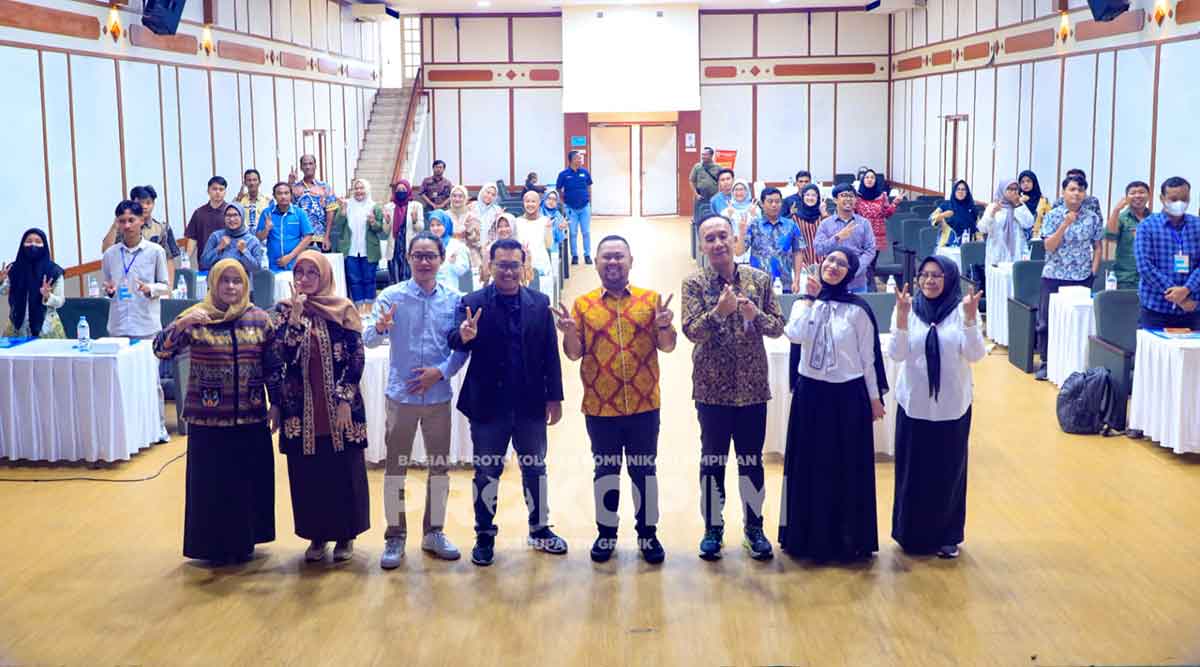 Bupati Gresik Fandi Akhmad Yani (empat dari kanan) didampingi Kepala Disparekrafbudpora foto bersama peserta usai pembukaan pelatihan dan sertifikasi BNSP. Foto: Ist