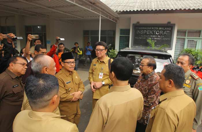 Mendagri Tjahjo Kumolo dan Gubernur Jatim Soekarwo saat meninjau kantor Inspektorat Kota Malang didampingi Plt. Wali Kota Sutiaji, dan beberapa Kepala OPD, Selasa (31/07). foto: ist