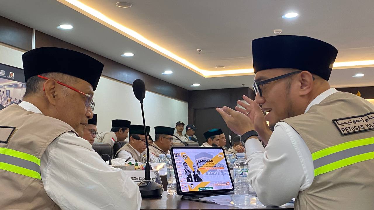 Mehaj Gus Irfan saat pimpin rapat Amirulhaj bersama Wamenhaj Dahnil Anzar.