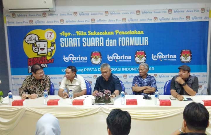 Ketua KPU RI Arief Budiman memberikan keterangan pers saat mengunjungi PT. Temprina. foto: SYUHUD/ BANGSAONLINE