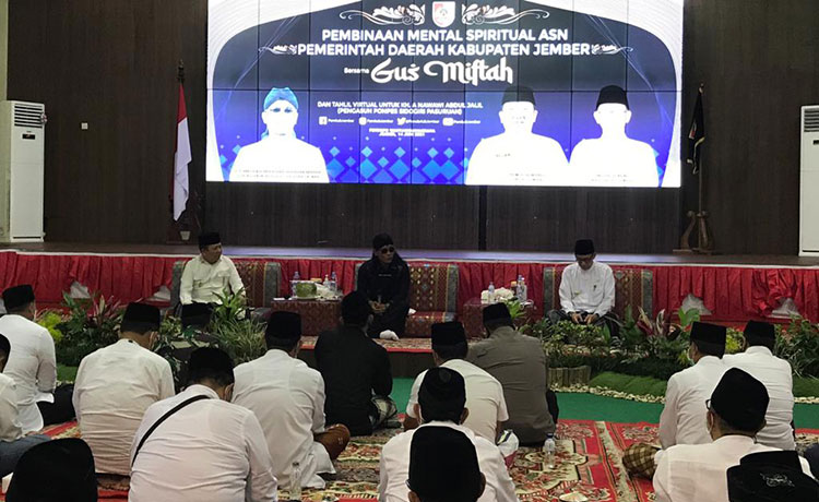 Pemerintah Kabupaten (Pemkab) Jember menggelar pembinaan spiritual kepada jajaran setingkat OPD serta camat dan lurah di Pendopo Wahyawibawagraha Jember, Senin (14/6/2021) pagi mulai pukul 05.30-08.00 WIB.