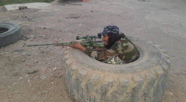 Abdelhamid Abaaoud dalam satu pose untuk majalah ISIS. foto:repro mirror.co.uk