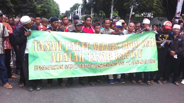 Puluhan warga Pakel Banyuwangi geruduk kantor BPN Banyuwangi. ft-ganda siswanto/bangsaonline
