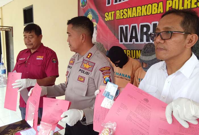 Kapolres Tuban AKBP Sutrisno HR menunjukkan segelintir pil koplo yang disita.