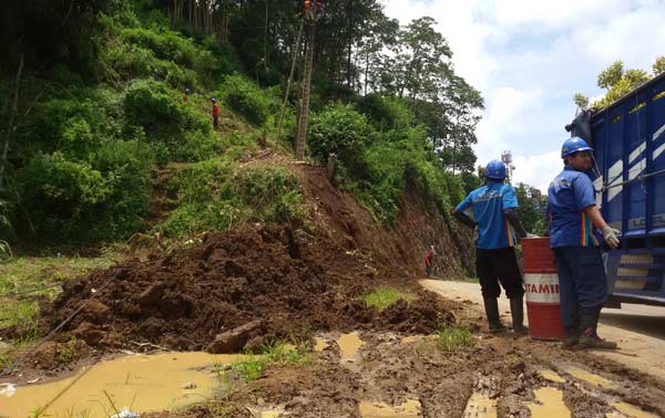 Tebing di Desa Maron Kecamatan Pujon Kabupaten Malang yang longsor, Selasa (1/3). foto: putut priyono/ BANGSAONLINE
