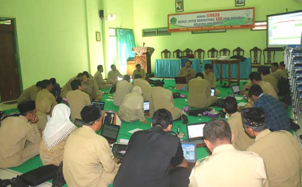 Suasana pelatihan SIMKAH di aula Kemenag Tuban. (foto: suwandi/BANGSAONLINE)