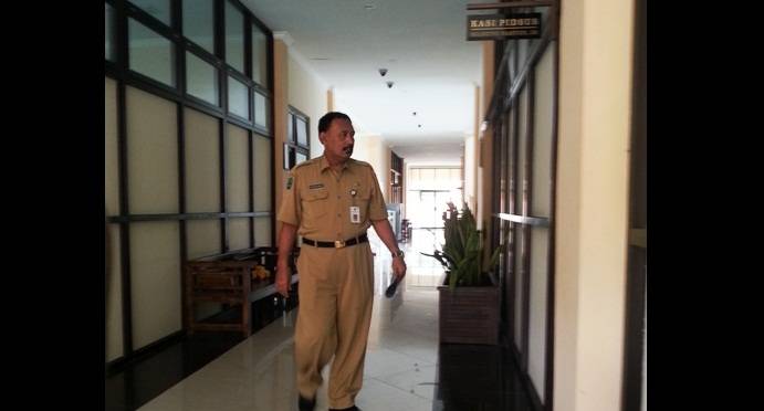 Sumarjoko, Kepala Bappeda Magetan saat akan menjalani pemeriksaan di ruang Pidsus Kejari Magetan, selasa (3/3). (Nanang/BangsaOnline.com)